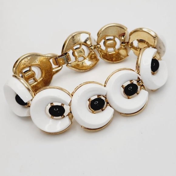 Vintage Crown Trifari Santa Anita White & Black Lucite Link Bracelet & Earrings - Picture 2 of 8